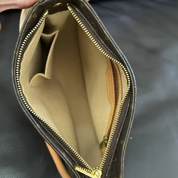 Louis Vuitton Looping MM Monogram Shoulder Bag - Picture 11 of 16